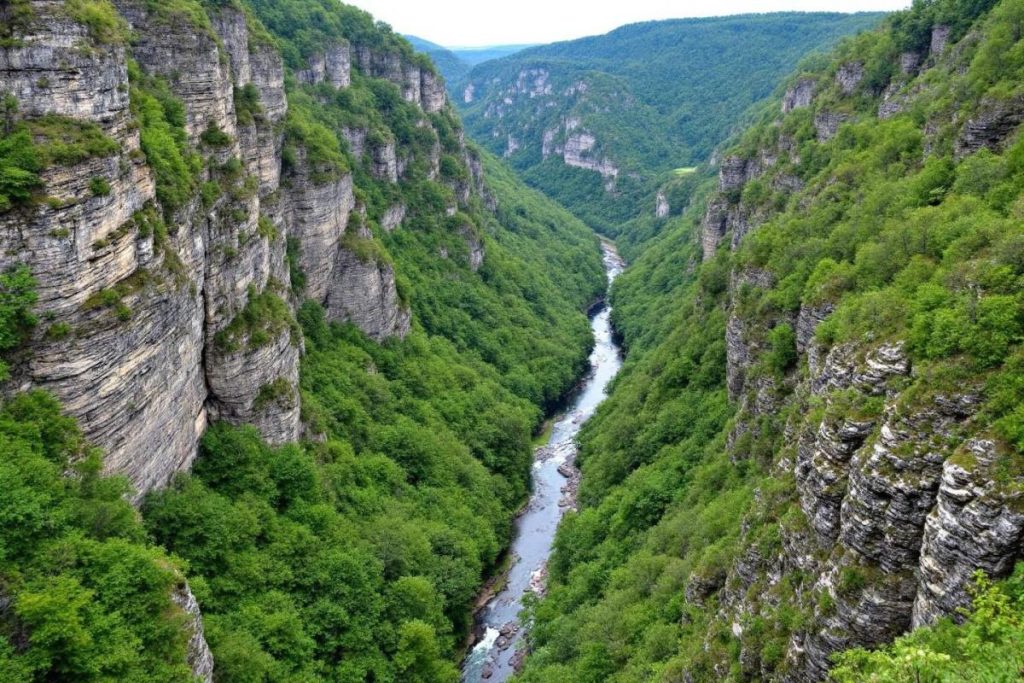 Pas besoin de voler jusqu’au Grand Canyon : ces gorges spectaculaires sont en Auvergne