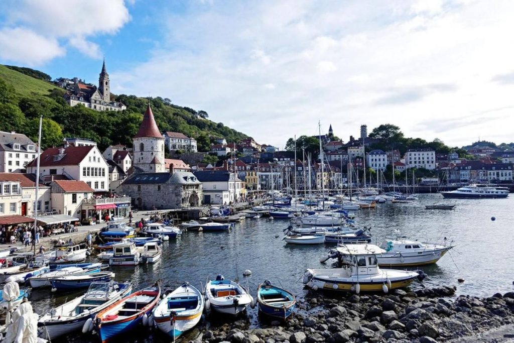 Moins balnéaire que Biarritz, cette ville basque garde les pieds dans la tradition et le cœur tourné vers l’océan