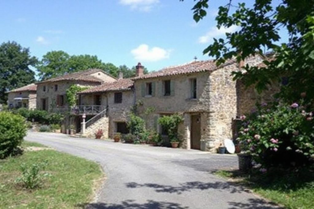 Moins perchée que Rocamadour, plus habitée que Saint-Cirq-Lapopie : ce bourg du Lot raconte la vraie campagne