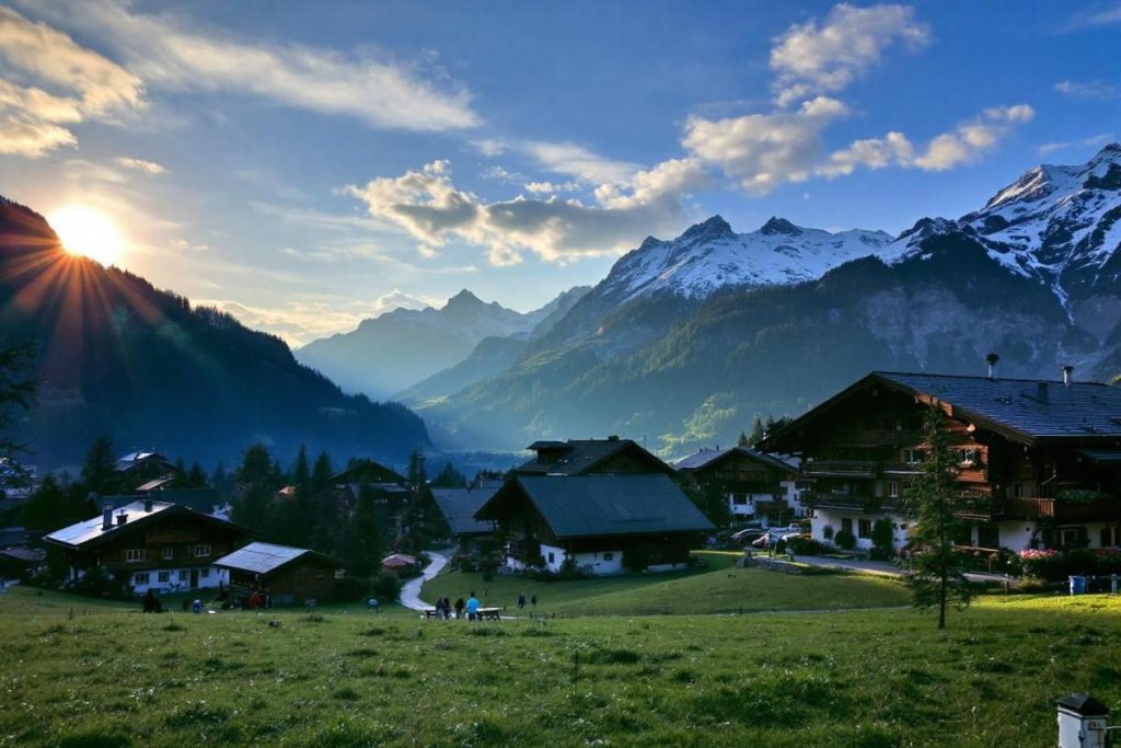 Moins spectaculaire que les grandes stations alpines, ce village savoyard séduit les amoureux de montagne discrète