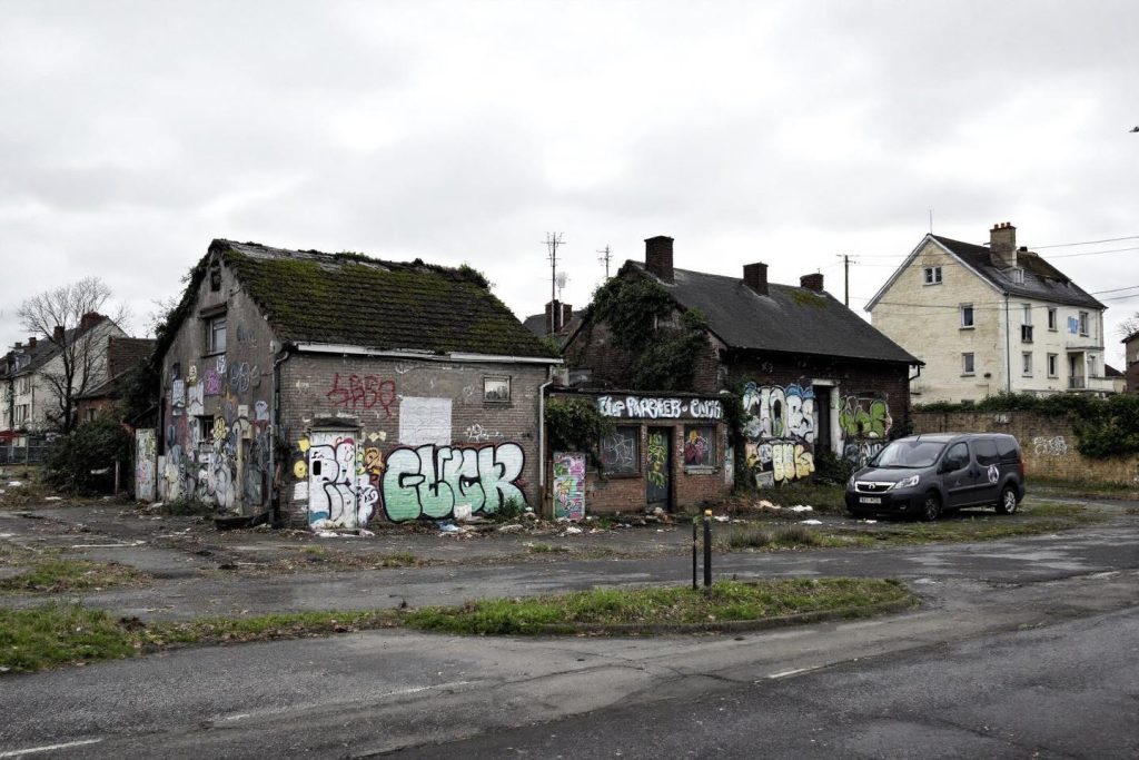 Bâtiments délabrés couverts de graffitis dans un quartier délabré