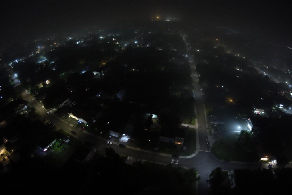 Paysage urbain de nuit avec lumières éparses et routes