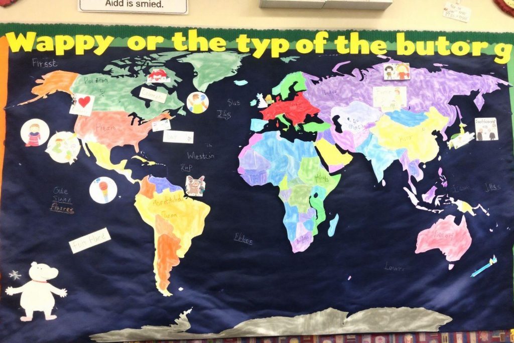 Mappemonde dessinée à la main par des enfants avec différents pays colorés