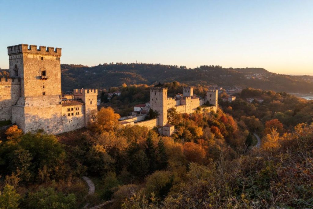 En automne, les remparts de cette cité médiévale révèlent une beauté insoupçonnée