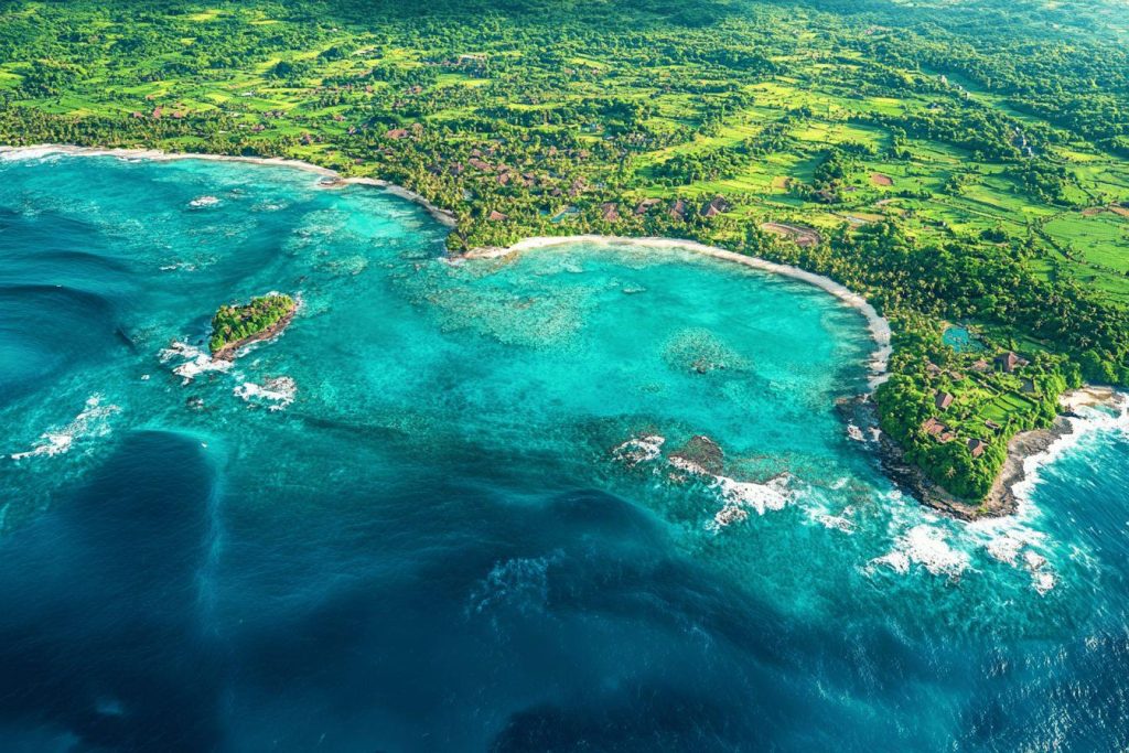 Paysage verdoyant avec océan turquoise et récifs coralliens