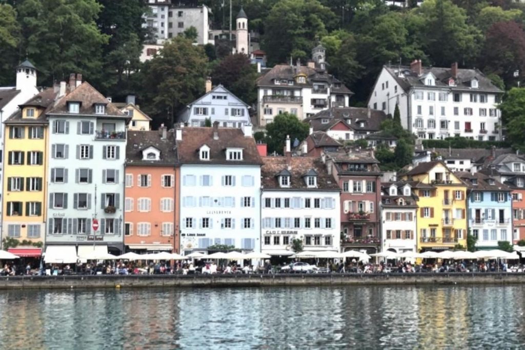 Plus photogénique qu’Yvoire, plus vivante qu’Annecy… mais évitée par les touristes français