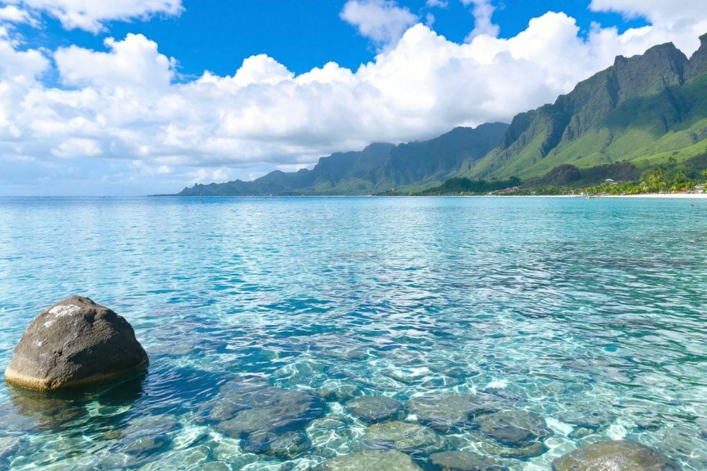 Côte tropicale avec montagnes vertes et eau turquoise