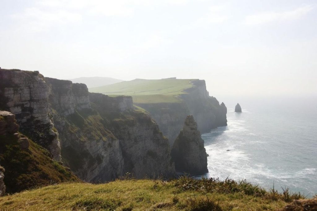 Visiter Étretat en automne est une erreur – ses falaises sont bien plus spectaculaires l’été