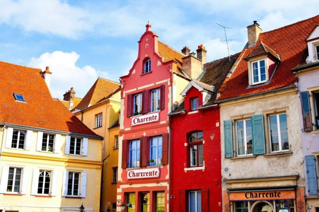 Plus vivante que La Rochelle, plus douce que Rochefort : cette cité charentaise attire de plus en plus