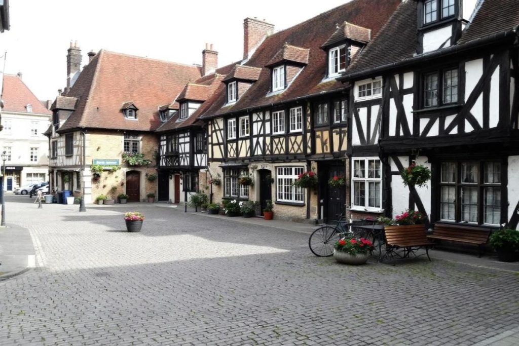 Oubliez Honfleur : cette petite cité normande est encore plus authentique