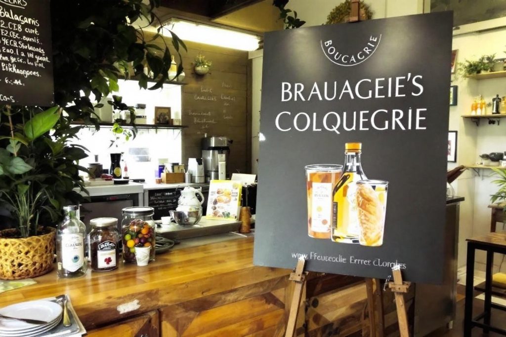 Enseigne et comptoir d'un café avec des plantes et des bouteilles