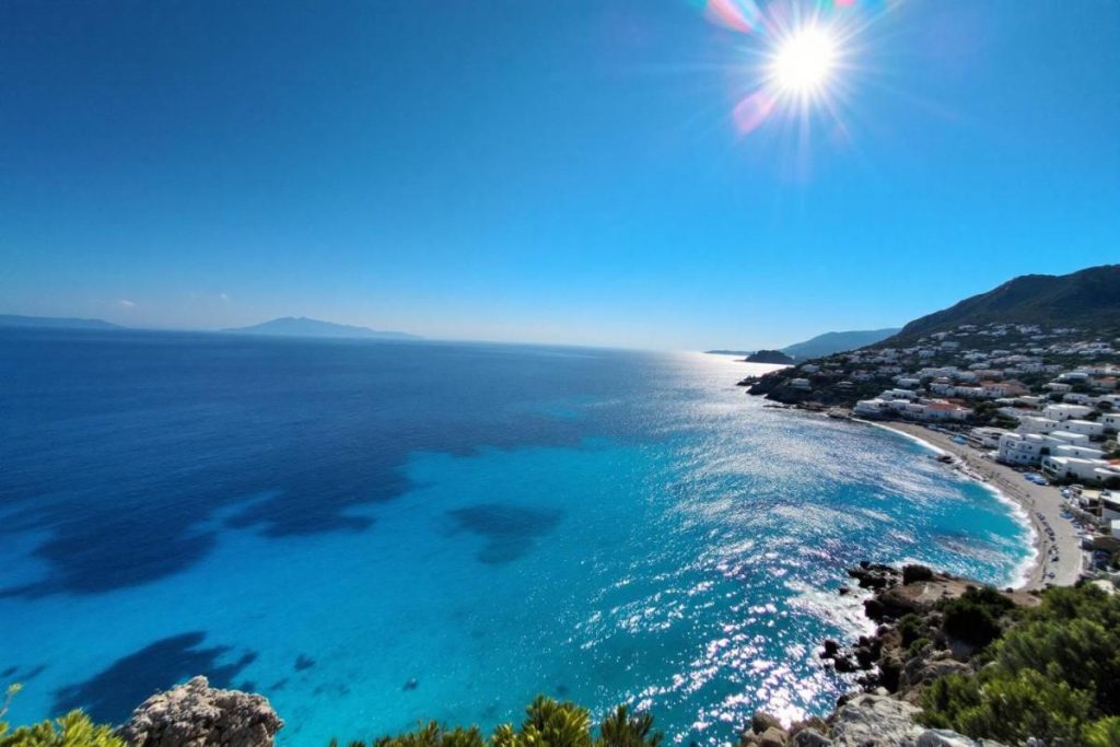 Moins fréquentée que Santorin, plus ensoleillée que la Croatie : cette île grecque reste un joyau discret