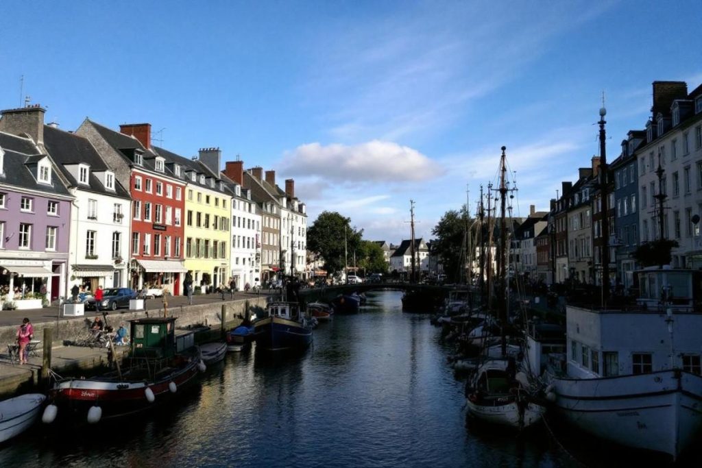 Face à La Rochelle, ce port charentais discret séduit par son charme préservé