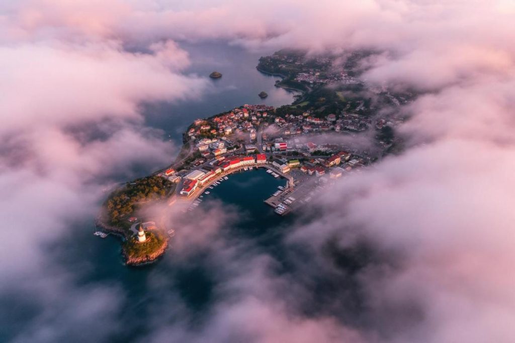 Plus lumineuse que Cassis, plus secrète que Bandol : ce port du Var séduit ceux qui le découvrent