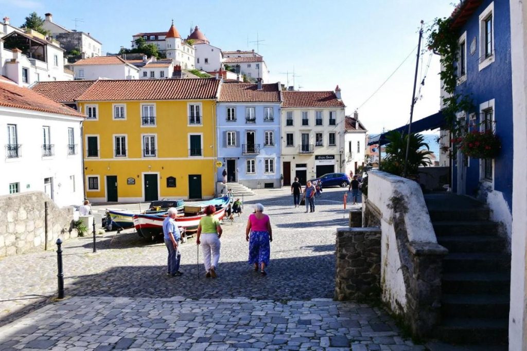 “Vivre face à la mer pour moins de 700 €” : ce village portugais est devenu un havre pour les retraités