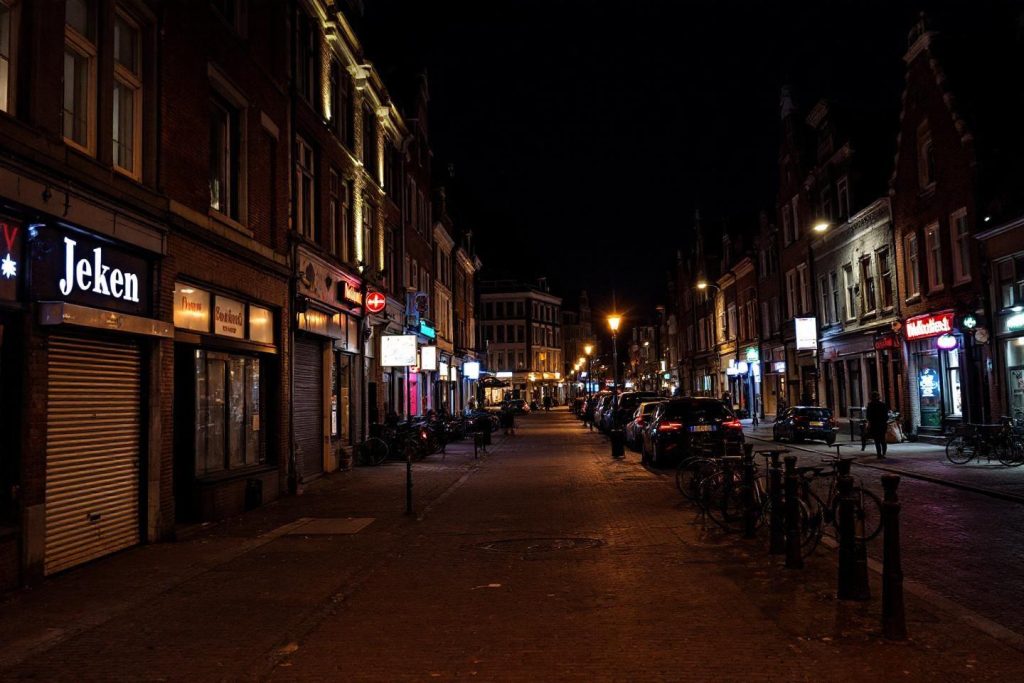 Rue urbaine de ville européenne la nuit avec magasins