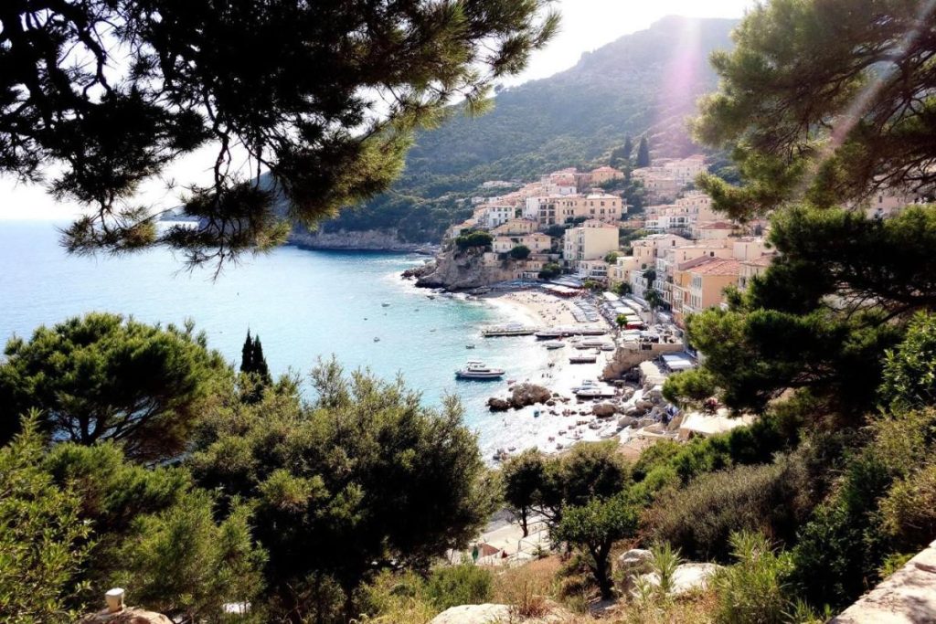 Moins chère que Nice, plus secrète que Menton : la station azuréenne qui séduit les voyageurs discrets