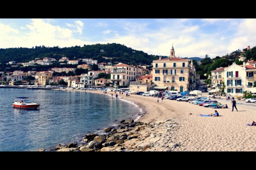 Moins chère que Saint-Tropez, plus sincère que Sainte-Maxime : la station varoise qui retrouve son âme