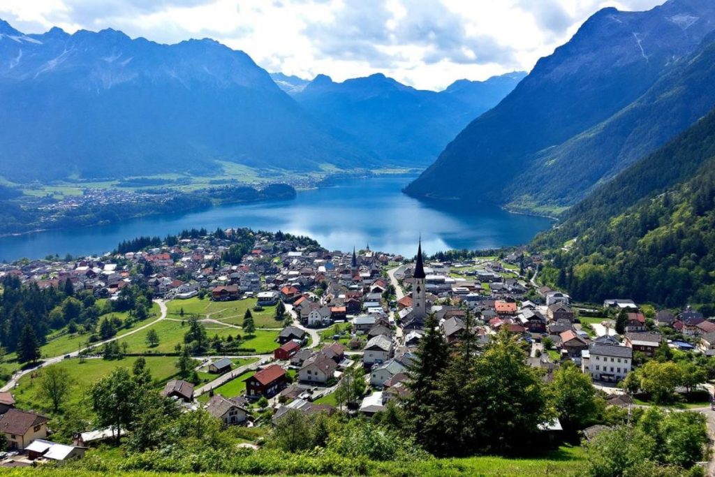 Blottie entre lac et montagnes, cette ville savoyarde offre une alternative paisible à Annecy