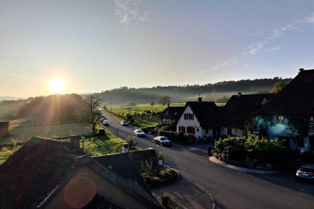 Plus photogénique qu’Éguisheim, plus paisible que Riquewihr : ce village d’Alsace reste dans l’ombre