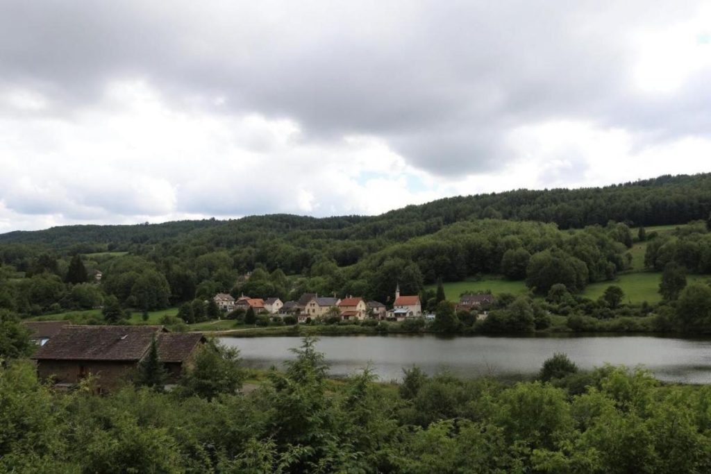 Ce village d’Auvergne, au bord d’un lac, est le refuge idéal pour déconnecter