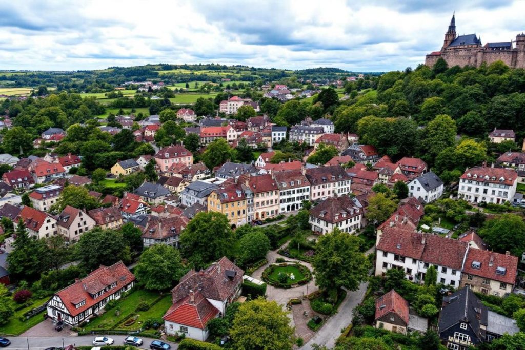Plus impressionnante que Rocamadour, plus authentique que Collonges-la-Rouge : ce village mérite bien mieux