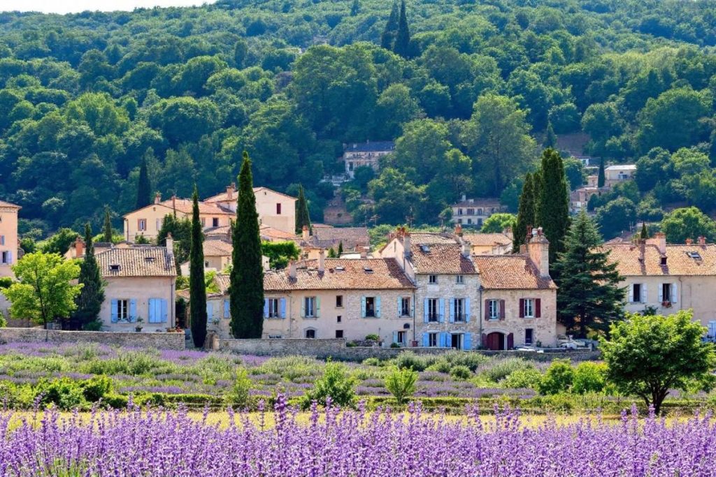 Moins célèbre que Gordes, ce village provençal attire les amateurs de calme et de beauté