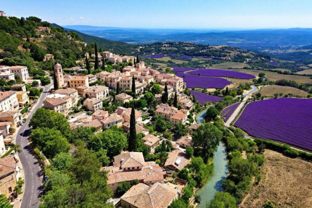 Ce village du Luberon, entre lavandes et collines, est un refuge loin du monde