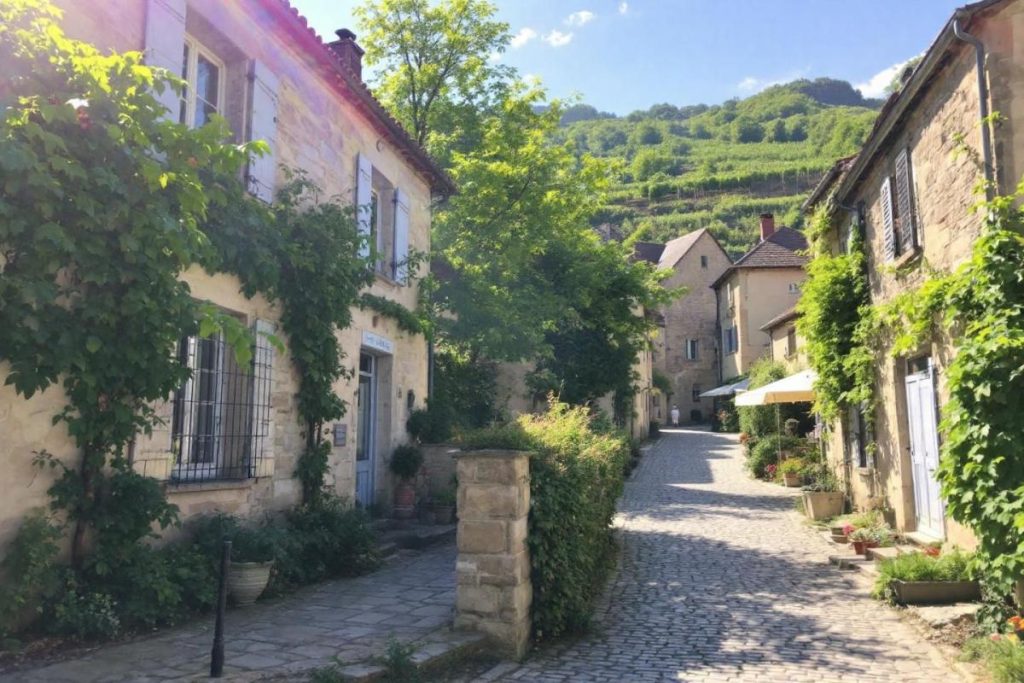 Plus typique que Saint-Émilion, plus calme que Sarlat : ce village du Sud-Ouest passe sous les radars