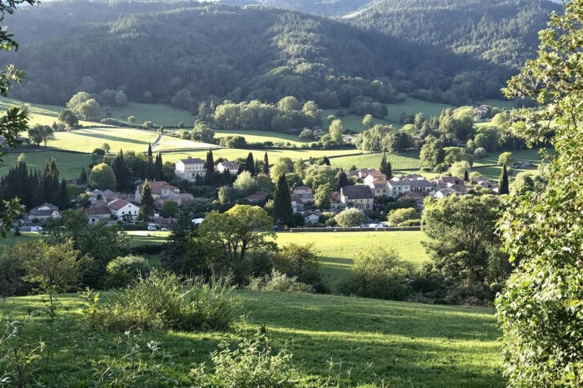Ce village du Luberon fait penser à la Toscane avec ses collines et ses cyprès