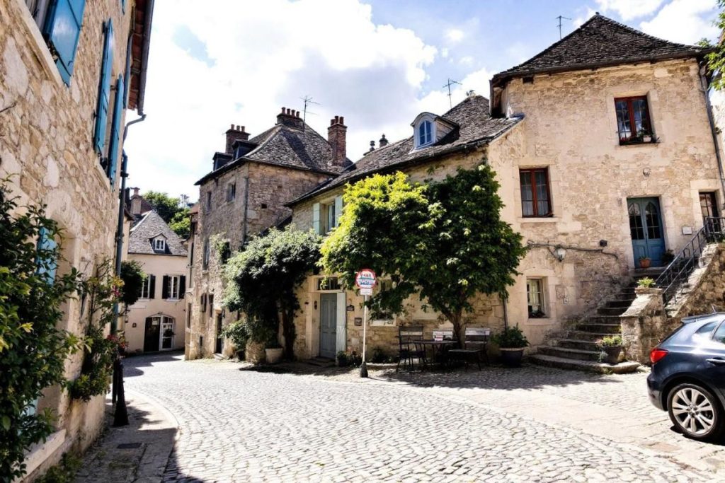 À moins de deux heures de Paris, ce village classé parmi les plus beaux de France séduit les amateurs d’histoire