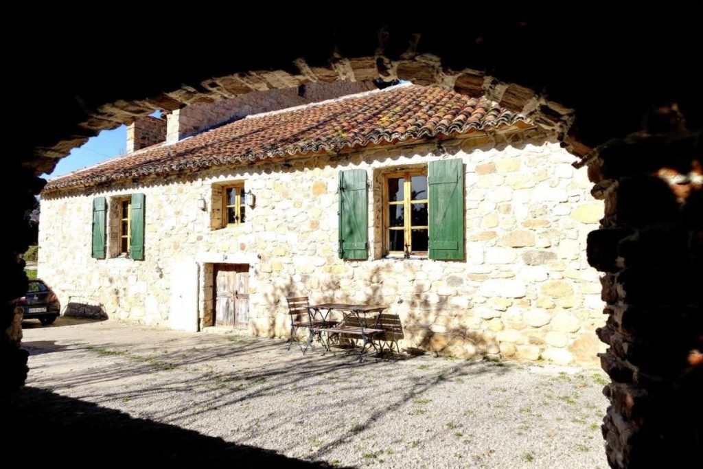 Sur la rive droite de la Gironde, cette bastide historique garde fièrement son âme d’autrefois