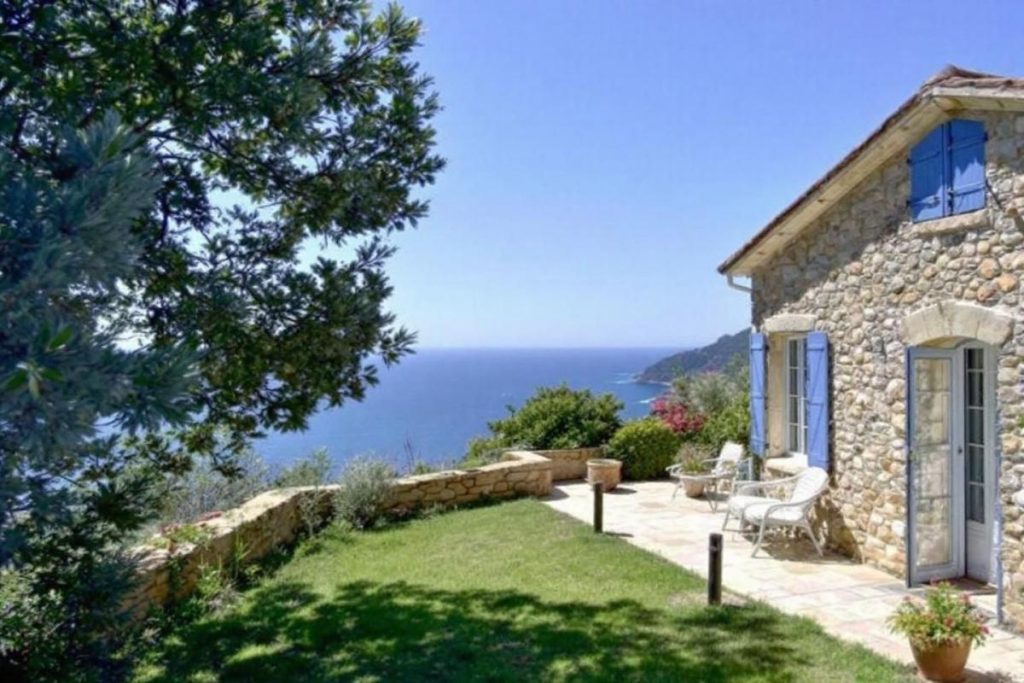 Face à la mer, cette bastide provençale dévoile un charme intact et une histoire fascinante