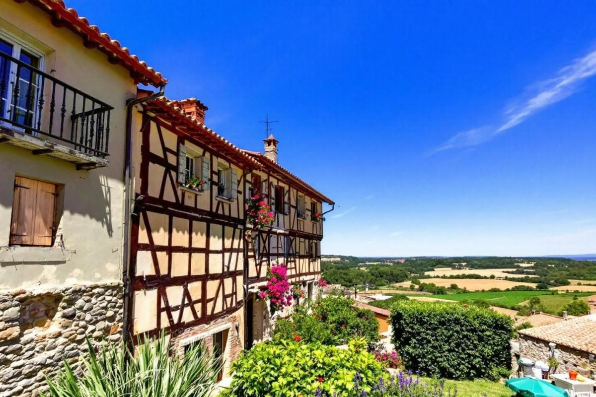 Perchée au-dessus des gorges, cette bastide du Lot offre une vue spectaculaire