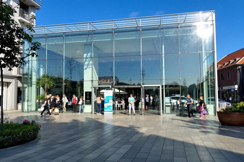 Structure transparente avec personnes entrantes et sortantes