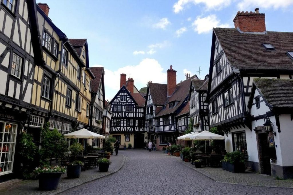 Avec ses maisons à pans de bois et ses ruelles pavées, cette “Cité de Caractère” mérite le détour