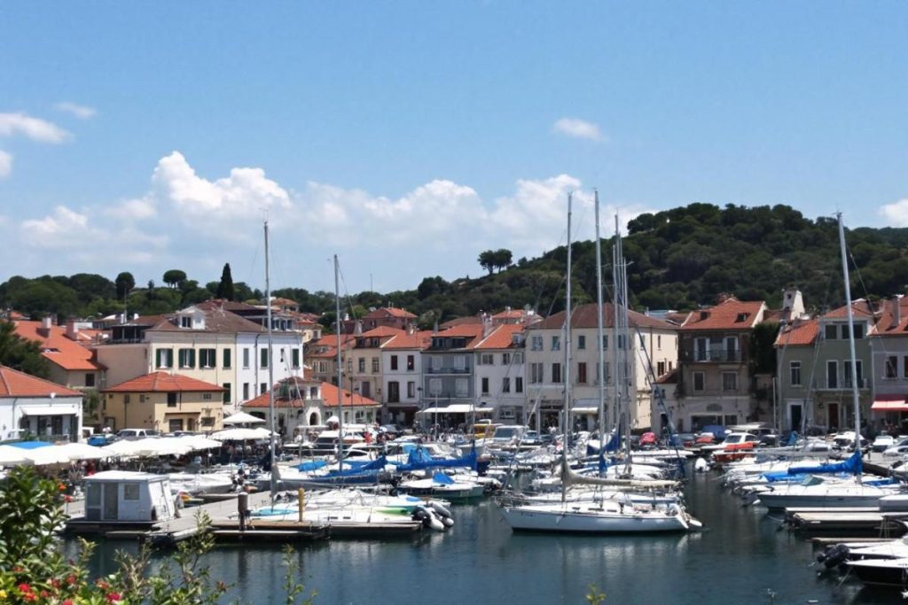 Entre mer et collines, cette cité varoise garde le souvenir des grandes heures maritimes