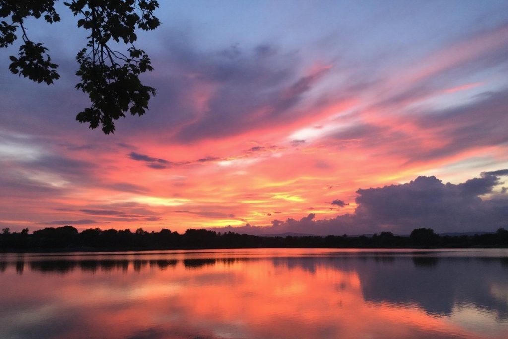 Paysage de lac avec ciel coloré et reflets au crépuscule