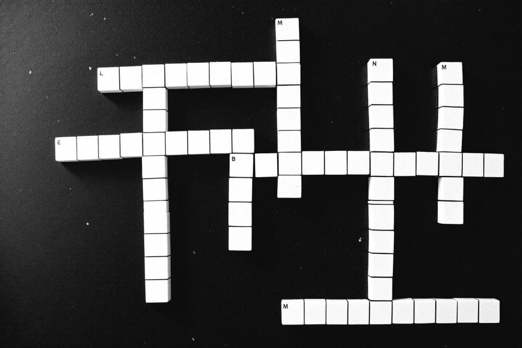 Grille de mots croisés partiellement remplie en noir et blanc