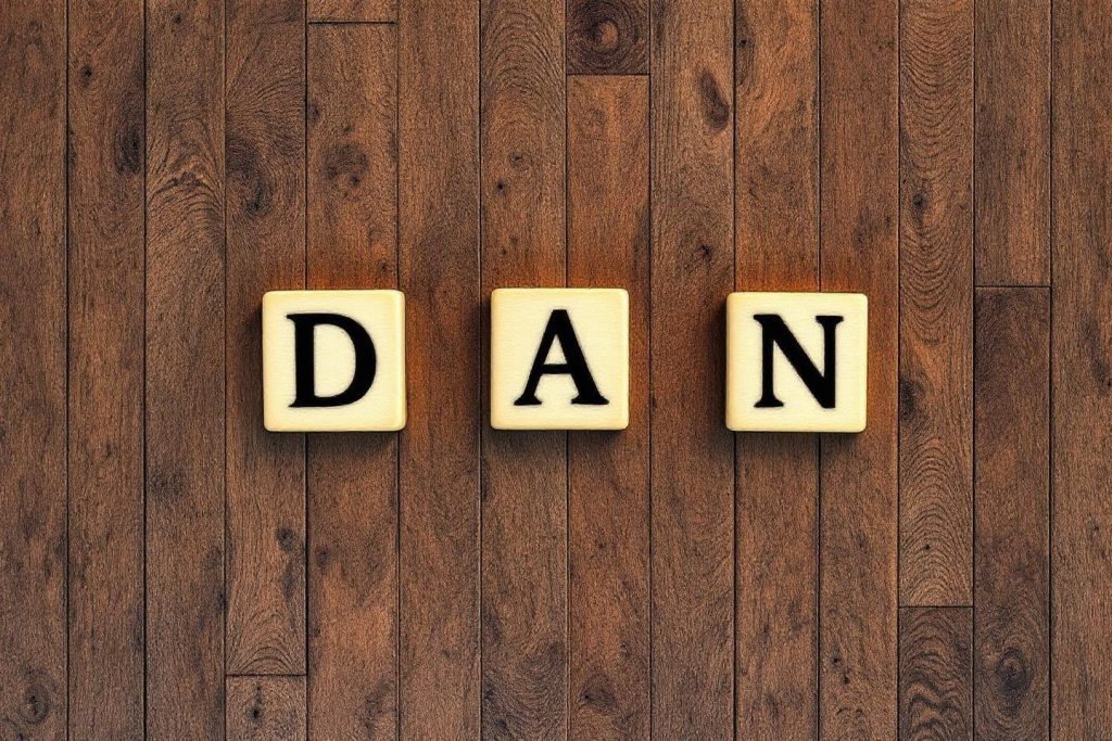 Trois lettres D A N sur des tuiles blanches sur parquet