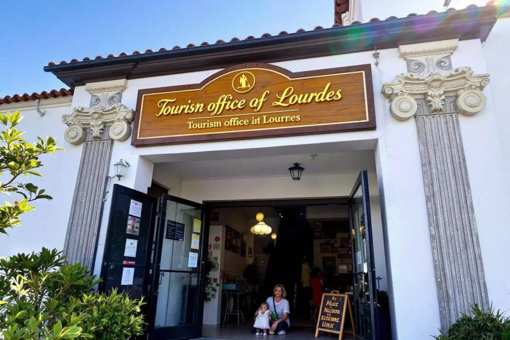Entrée de l'office de tourisme avec une mère et enfant