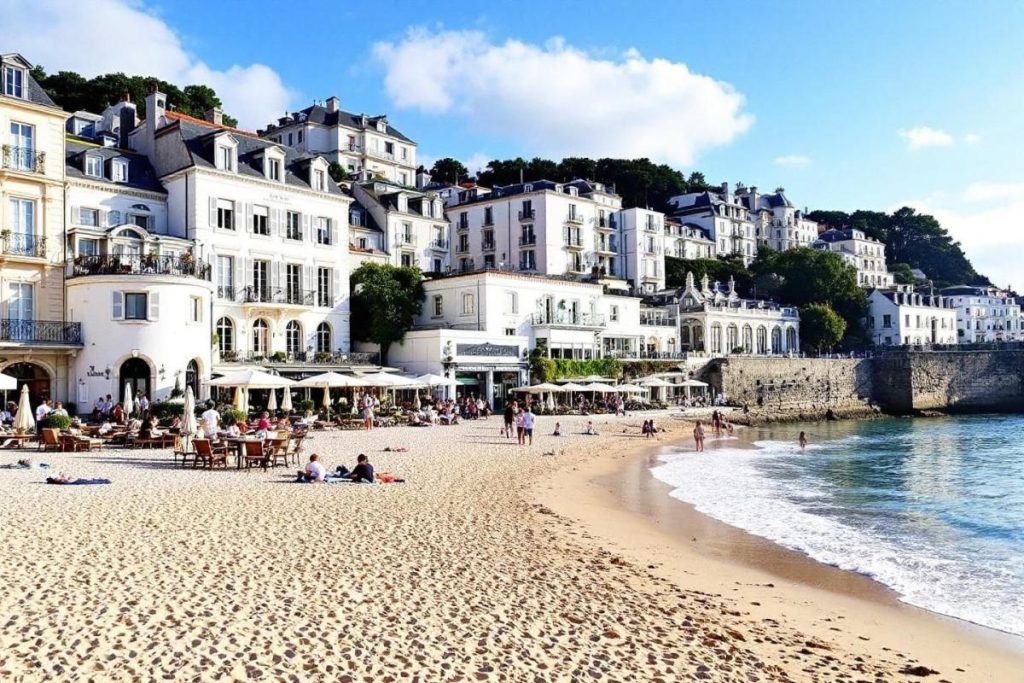 Moins bondée que Biarritz et plus chic que Saint-Jean-de-Luz, cette station basque se démarque