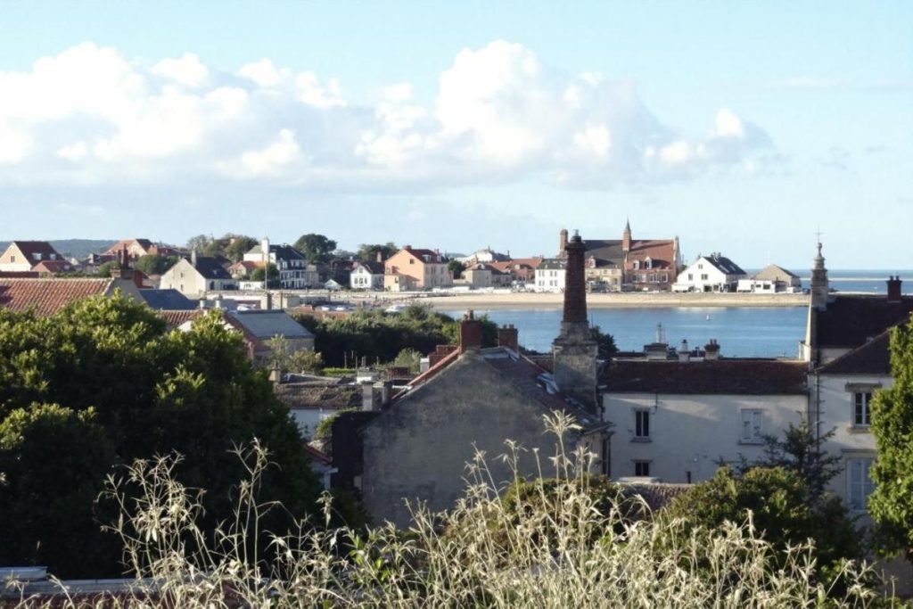 À moins d’1 h de Bordeaux, ce petit village en bord de mer séduit par son charme typique
