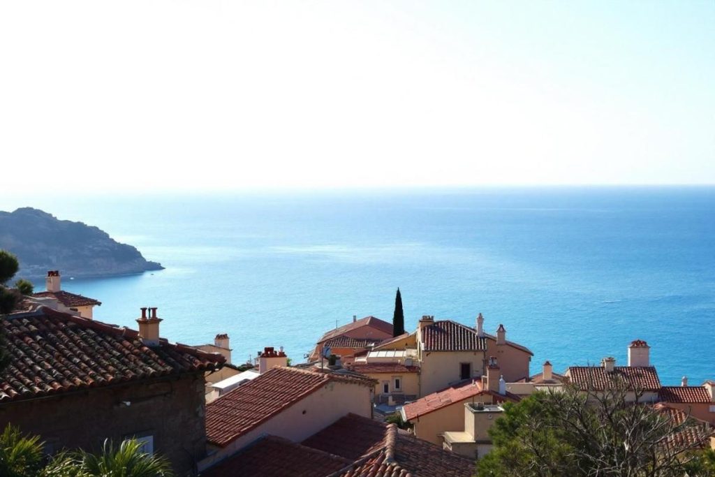Oubliez Sainte-Maxime et Saint-Tropez : ce village discret de la Côte d’Azur abrite de magnifiques plages