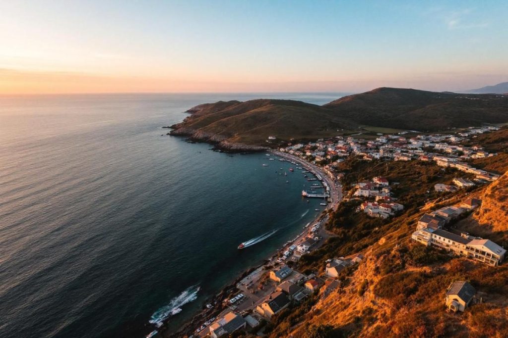 Sur les falaises du Pays basque, ce village fortifié veille sur l’océan depuis des siècles