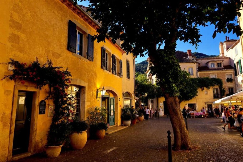 Plus romantique que Gordes, plus vivant que Lourmarin : ce village du Luberon s’affirme comme un incontournable