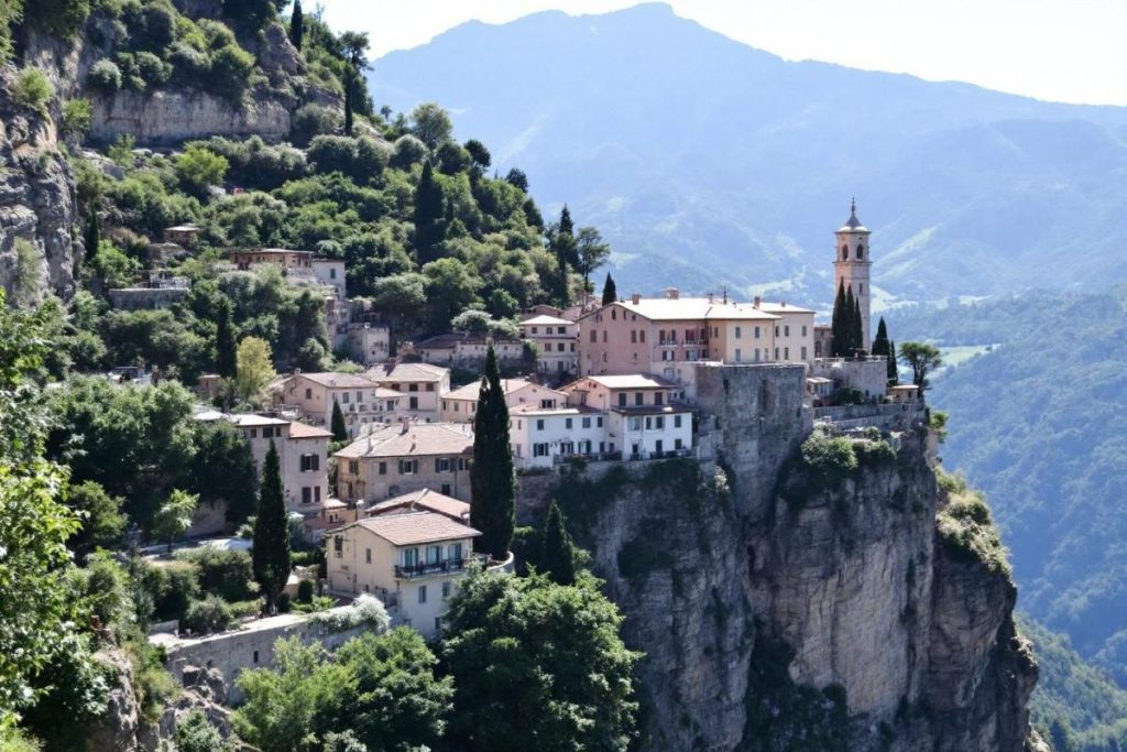 On l’appelle le “joyau du Vercors” : ce village perché émerveille les amoureux de nature et de pierre
