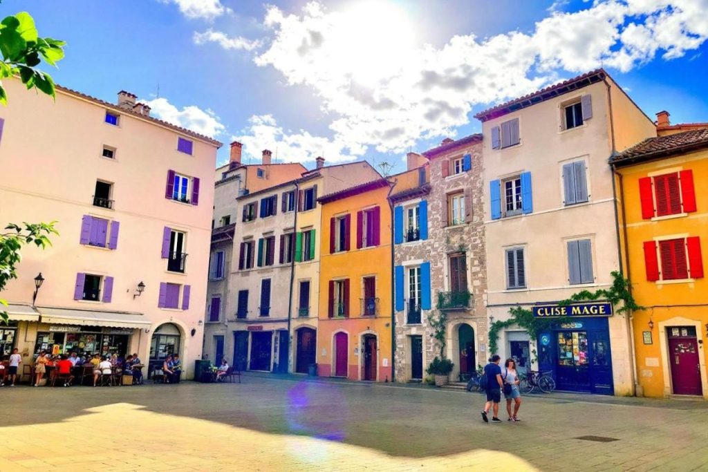 Plus accueillant qu’Aix, plus lumineux qu’Arles : cette ville provençale attire les amateurs de culture