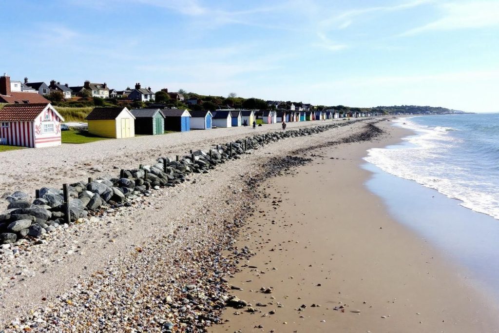 Rangée de cabanes de plage colorées le long d'un rivage
