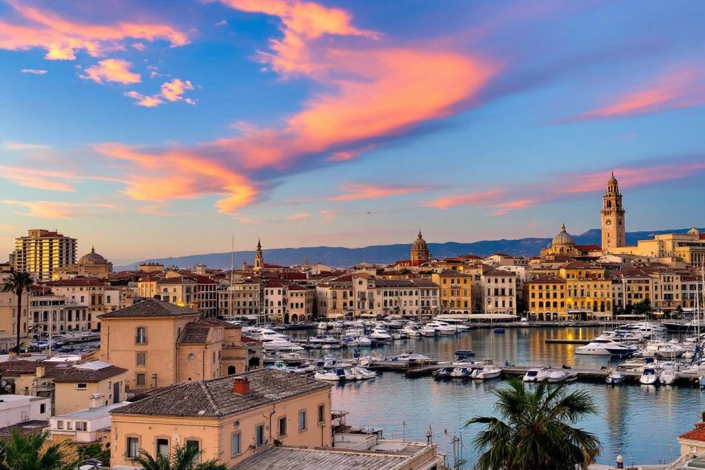Port de plaisance de Florence avec ciel coloré et monuments